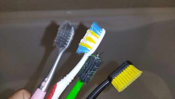 Як використовувати стару зубну щітку: 13 незвичайних способів