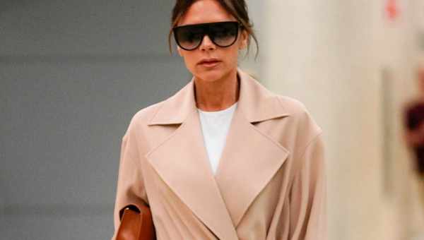 Женственные 70-е и магические кристаллы: 12 луков из коллекции Victoria Beckham