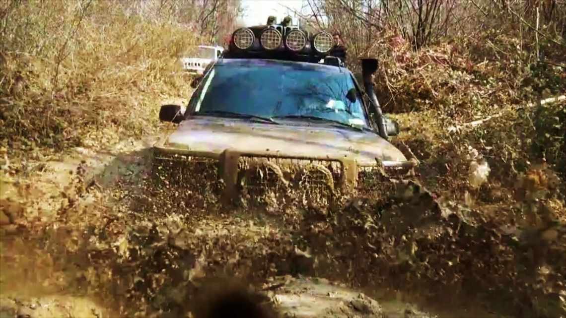 Land Rover: болото по колено, горы по плечу