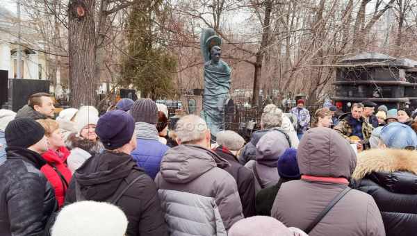 Десятки людей на Ваганьковском кладбище увидели призрак Высоцкого