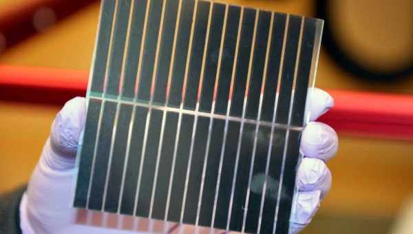 Дефекты перовскитовых солнечных панелей можно исправить светом и водой